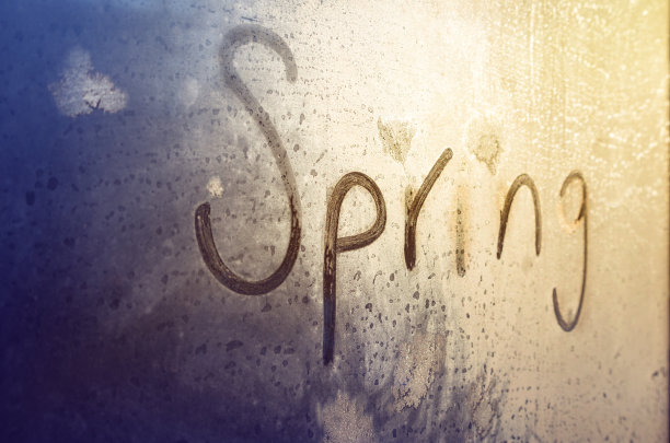 在冰冻的窗户上的铭文图片下载