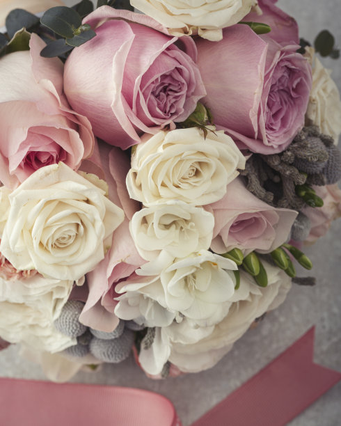 婚礼新娘的花束。复古的图片。光背景图片下载