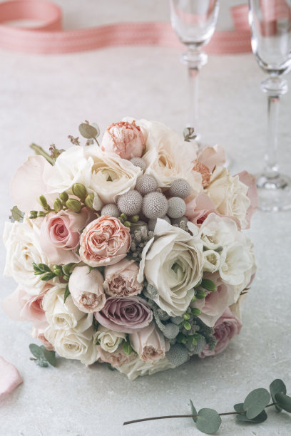 婚礼新娘的花束。复古的图片。光背景图片下载