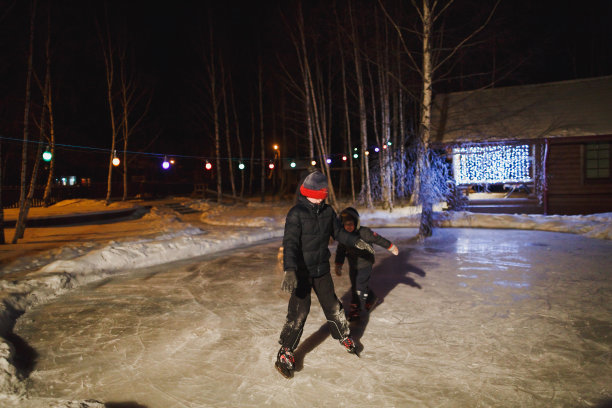 孩子们在溜冰场溜冰。图片下载