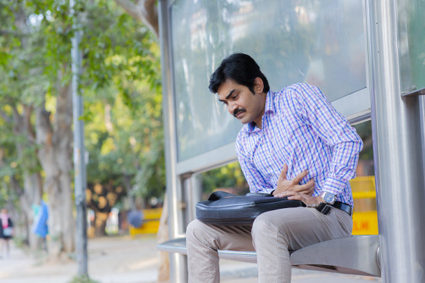 在公共汽车站的男人-库存图像图片下载