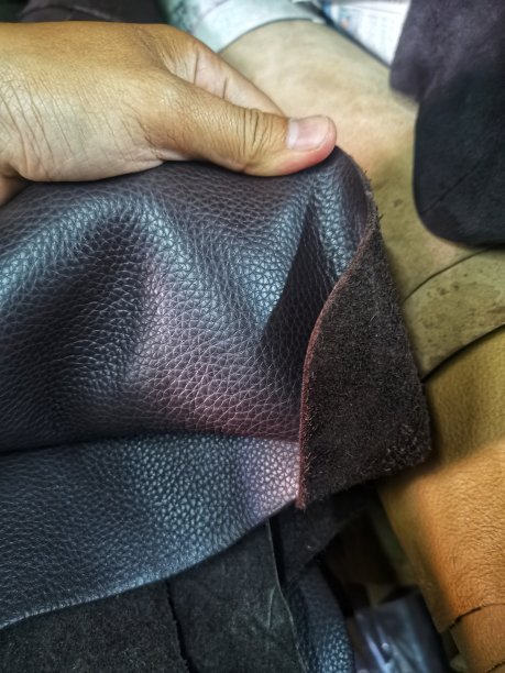 不同的皮革卷在一起。图片下载