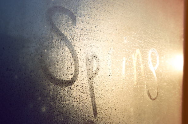 在冰冻的窗户上的铭文图片下载