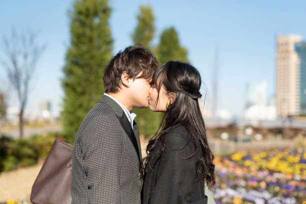 一对已婚夫妇在公园接吻图片下载