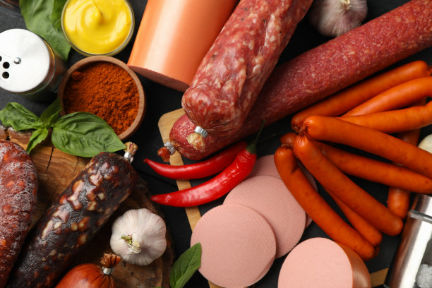 香肠和香料放在木头背景上，特写图片下载