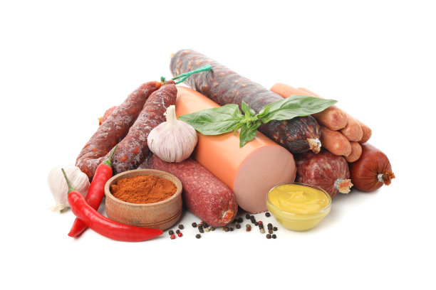 美味的香肠和香料孤立在白色的背景图片下载