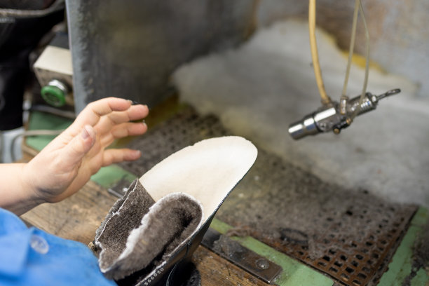在专用机器上成型前面的部分。鞋生产。图片下载