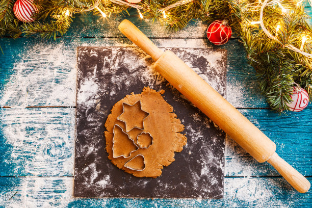 松枝，面团，饼干模具，擀面杖照片图片下载