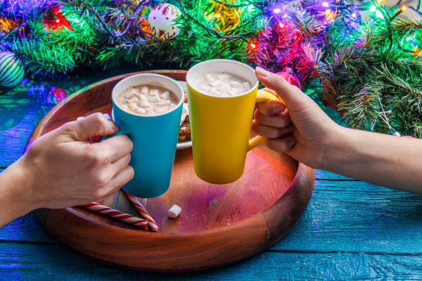 桌上放着两堆可可和棉花糖的照片图片下载