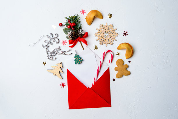 照片的红包，饼干，圣诞装饰在白色的背景图片下载