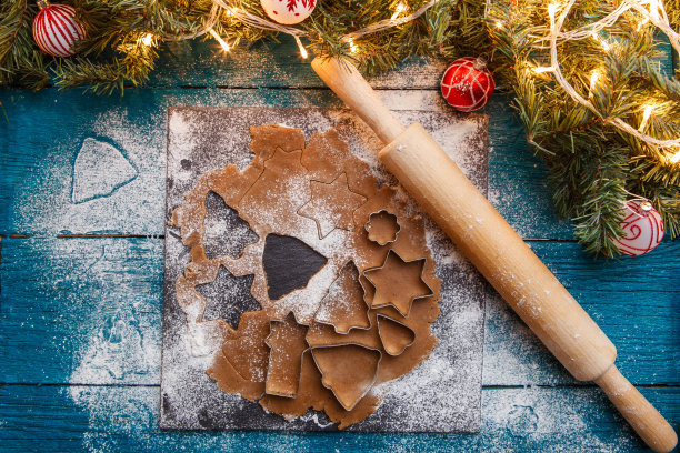 松枝，面团，饼干模具，擀面杖照片图片下载