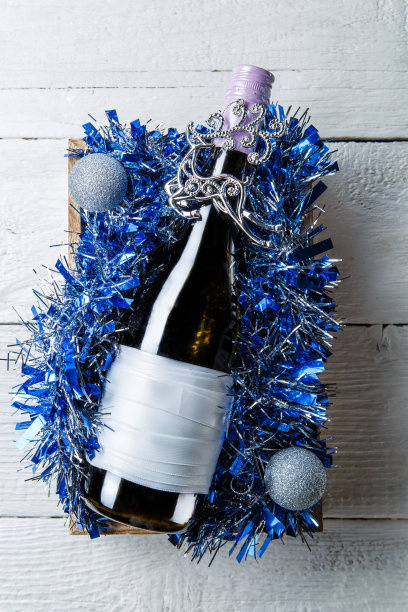 酒瓶和空白卡片的照片，盒子里的金属丝，图片下载