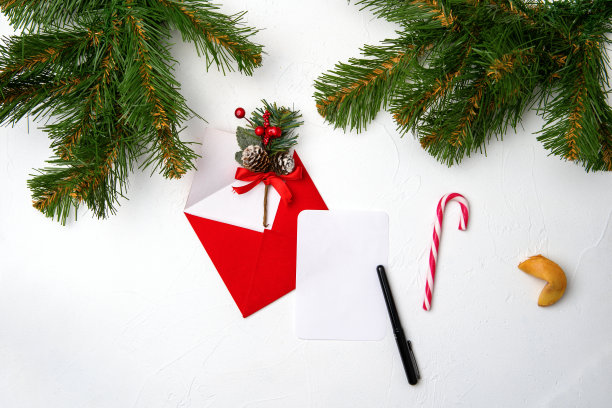 白色背景上的照片包括红包、饼干、云杉树枝等圣诞装饰品图片下载