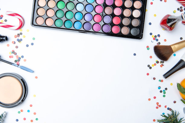 图片上的眼影，刷子，，橘子，甘蔗在空的白色桌子上图片下载