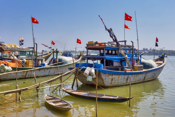 悬挂越南国旗的传统越南船只。图片下载