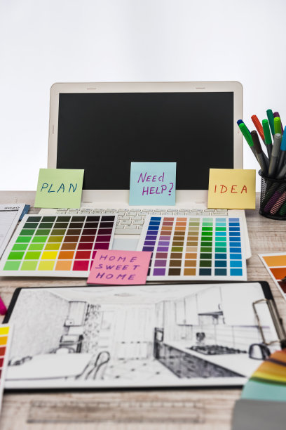 工作场所的建筑师。用工程工具草图建筑项目，颜色采样创建。图片下载