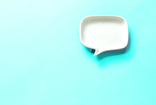 白色空白对话框语音气泡隔离在天蓝色的背景图片下载