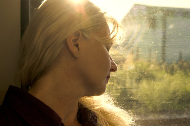 疲惫的女人下班后在公共汽车上图片下载