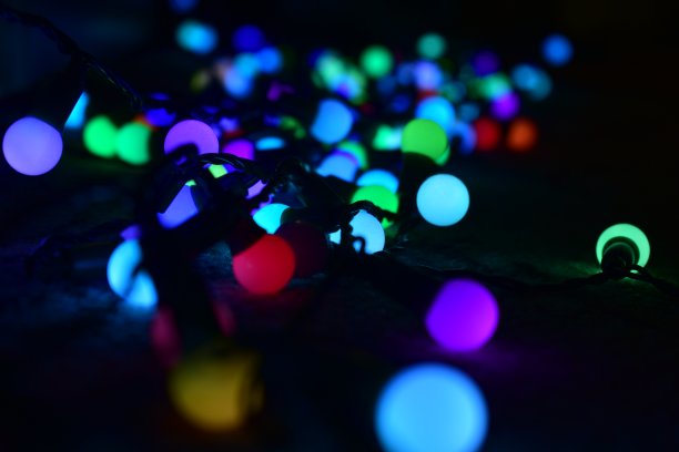 黑暗中一簇簇五颜六色的花环。图片下载