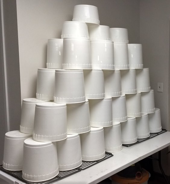 一堆白色的浴缸图片下载