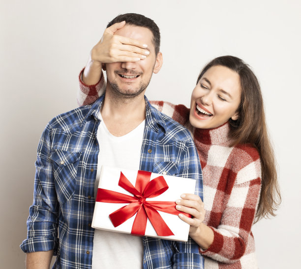 一对可爱的情侣在庆祝情人节图片下载