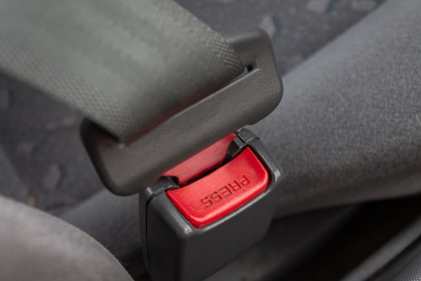 汽车三点安全带，扣好，道路安全理念，司机和乘客的生命健康图片下载
