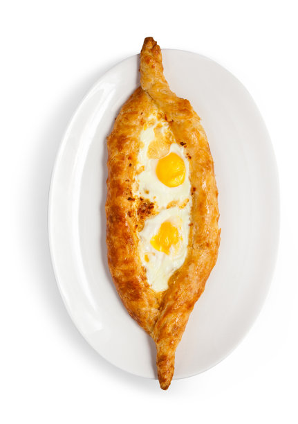 哈切布里是一艘船，上面有奶酪和鸡蛋，放在一个白色的盘子里图片下载