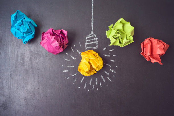 商业概念头脑风暴，想法或开始与灯泡草图和皱巴巴的纸在黑板背景。图片下载