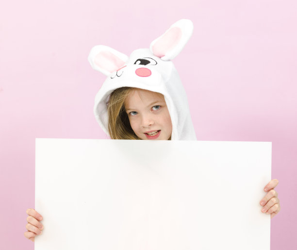 漂亮的金发女孩，穿着舒适的兔子服，戴着白色的标志图片下载