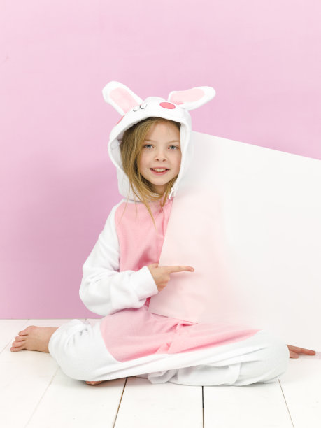 漂亮的金发女孩，穿着舒适的兔子服，戴着白色的标志图片下载