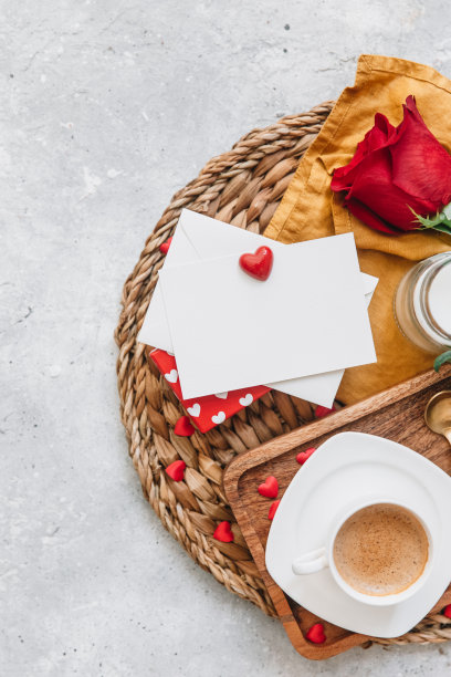 Flat Lay Valentine“u2019概念，咖啡杯，玫瑰和礼物。俯视图，平放图片下载