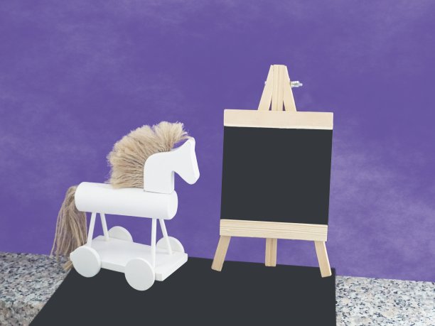 黑色，白色和紫色的模拟，黑色的空白表面的文字在小画架黑板上，装饰白色的小木马玩具并排在雾蒙蒙的背景图片下载