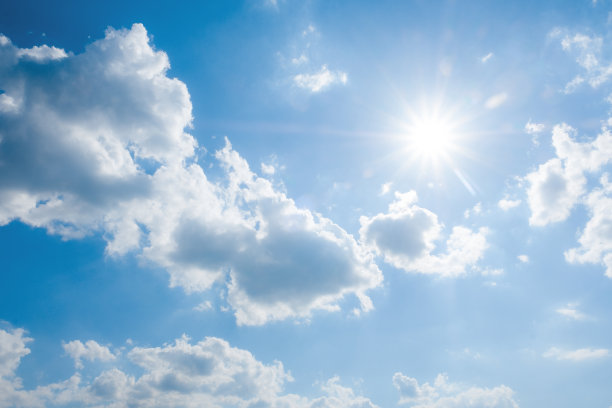 美丽的蓝天与白云和阳光，阳光的背景图片下载