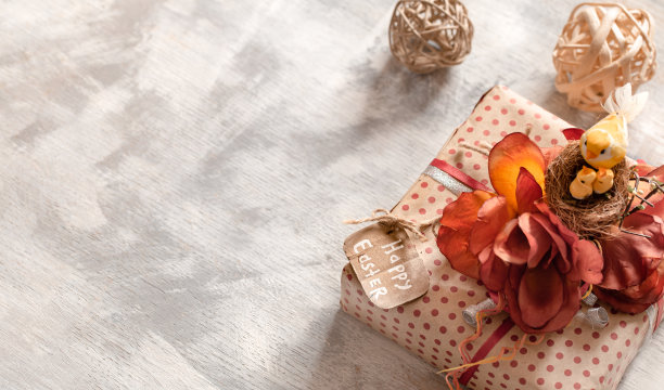 白色木制背景的复活节礼物。图片下载