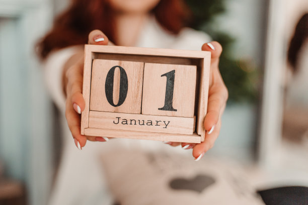 手里拿着木头日历的女人图片下载