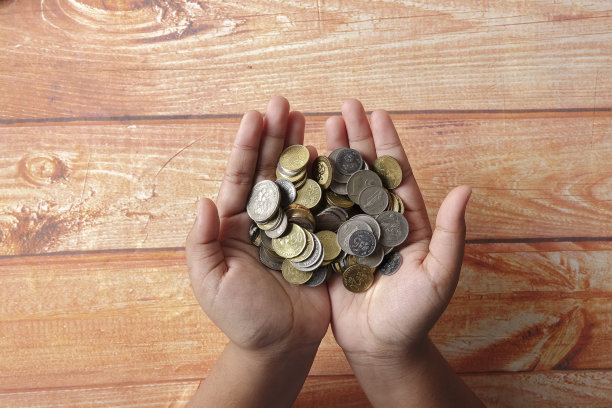 手掌小孩手里握着一把硬币图片下载