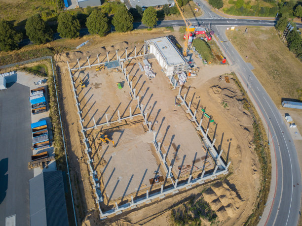 一架无人机拍摄的建筑工地用混凝土支撑厂房的照片图片下载