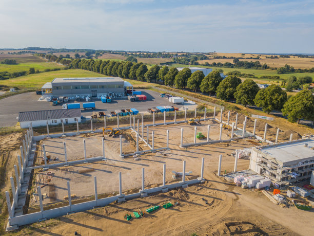 一架无人机拍摄的建筑工地用混凝土支撑厂房的照片图片下载