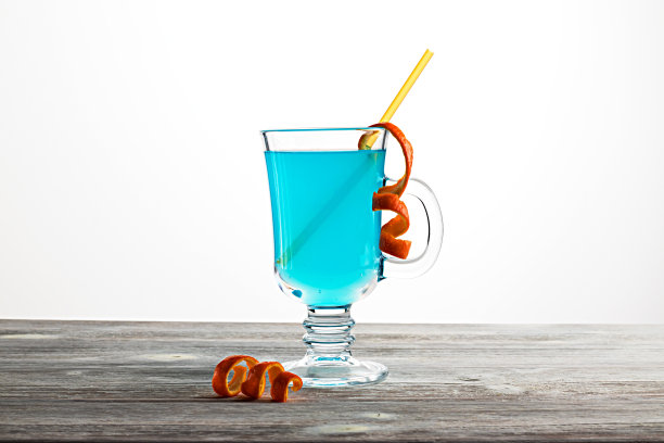 蓝色不含酒精的碳酸提神饮料图片下载