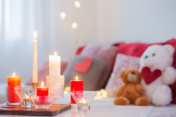 室内白色的桌子上点着蜡烛。情人节优惠图片下载