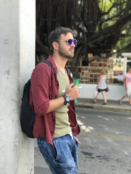 在街上休息，思考图片下载