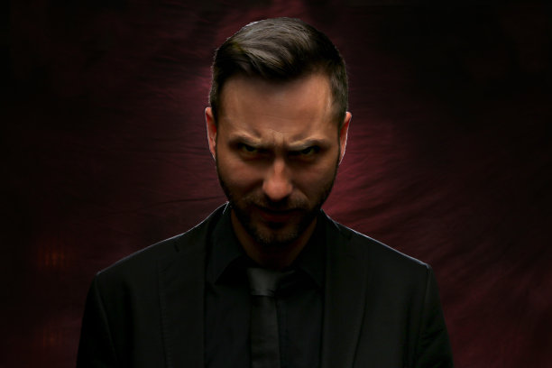 黑暗的脸与光明相反图片下载