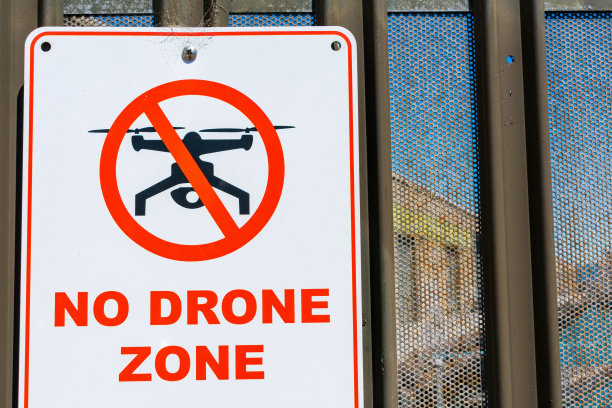围栏墙上没有无人机区域的警告标志图片下载