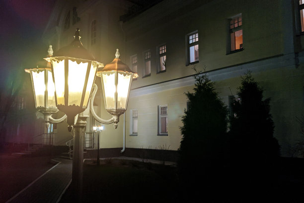 晚上的老式街灯。图片下载