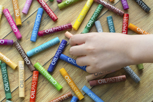 蜡笔和手的选择图片下载