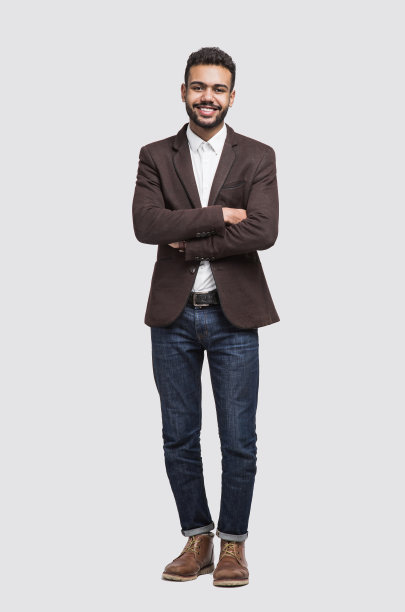 全身像：英俊的微笑的年轻男人图片下载