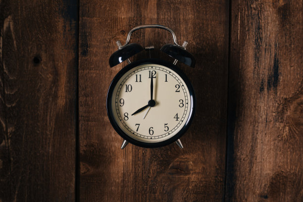 木制背景上的黑色闹钟图片下载