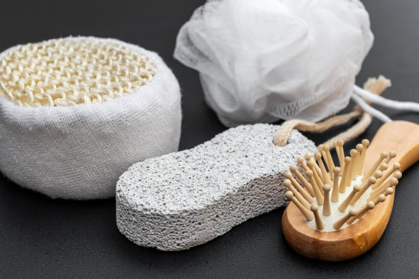 身体护理配件-梳子，浮石和海绵在黑色。图片下载