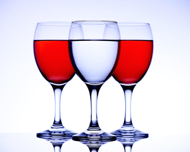 白色背景的红酒酒杯图片下载