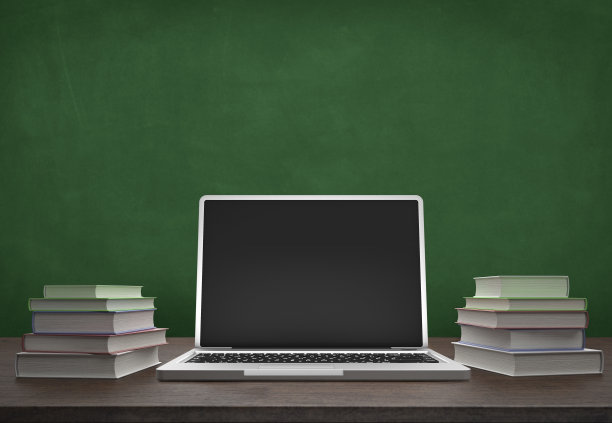 桌上放着书的笔记本电脑图片下载